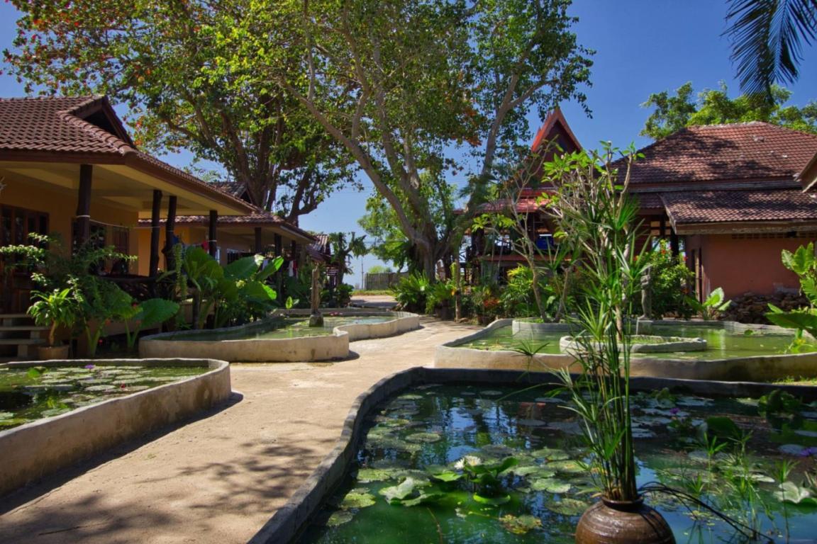 ลันตา ไวท์ร็อก รีสอร์ท โรงแรม ร้านอาหาร
